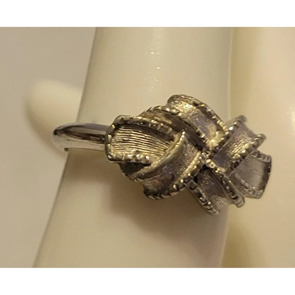 Avon Ring Vtg Textured Ribbon Knot Adjustable Sizer Band Silver Tone Size 5.5